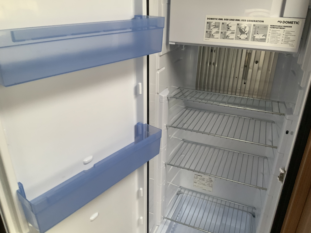 Weinsberg Cara Loft 650 ME, 2.3 MultiJ. 120 Teilintegriert, Drehsitze, Franz&ouml;sisches Bett, Bj. 2021 Camper Centrum On the Road am Noorderringweg 4 in Marum. Foto: 14