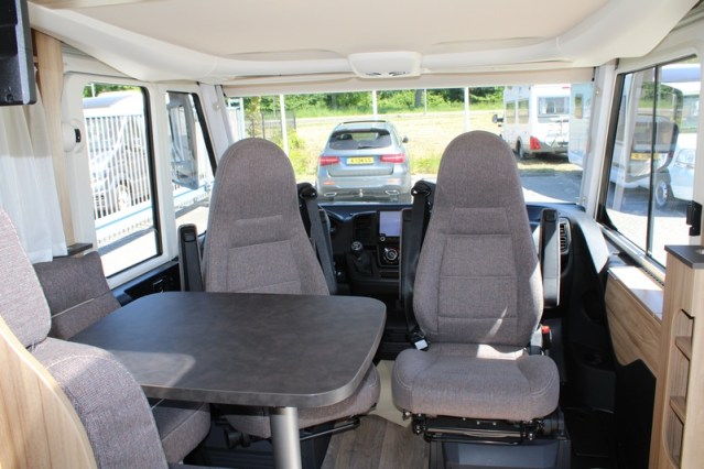 Hymer Exsis i 474 Fiat 160 CV compacto, estrecho, ligero, con camas individuales y cama abatible (55 foto: 29