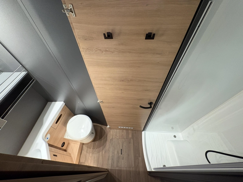 Knaus L!ve Wave 700 DX 180hp automatic /queen bed photo: 11