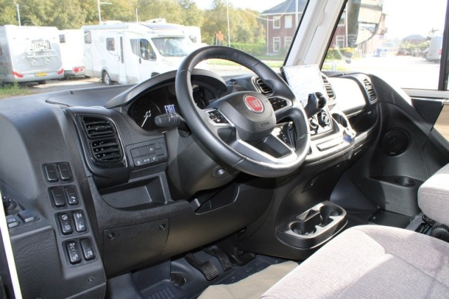 Hymer Exsis I 678 Fiat AUTOMAAT 160 pk enkele bedden Smal en lichtgewicht (54  foto: 19