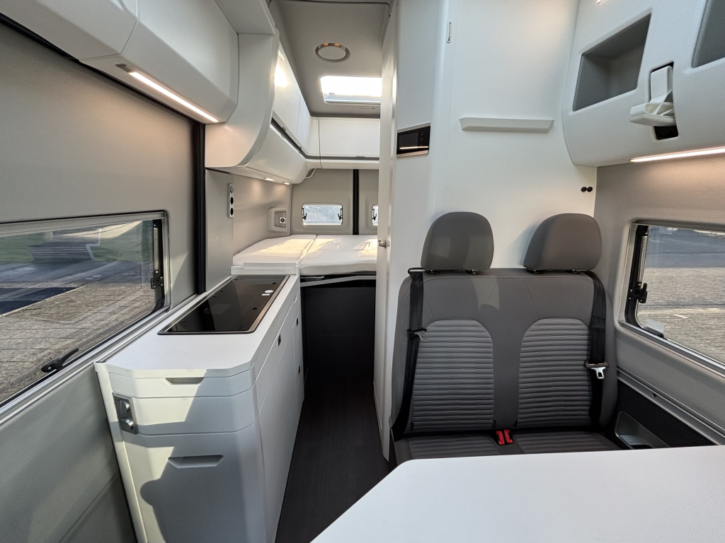 VOLKSWAGEN CRAFTER photo: 2