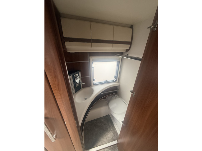 Fendt caravan BRILLANT 650 in nieuwstaat Queensbed  zakluifel Thule mover Truma xt hordeur leder tv dakairco truma groot dakluik oven  xxl koelkast foto: 18