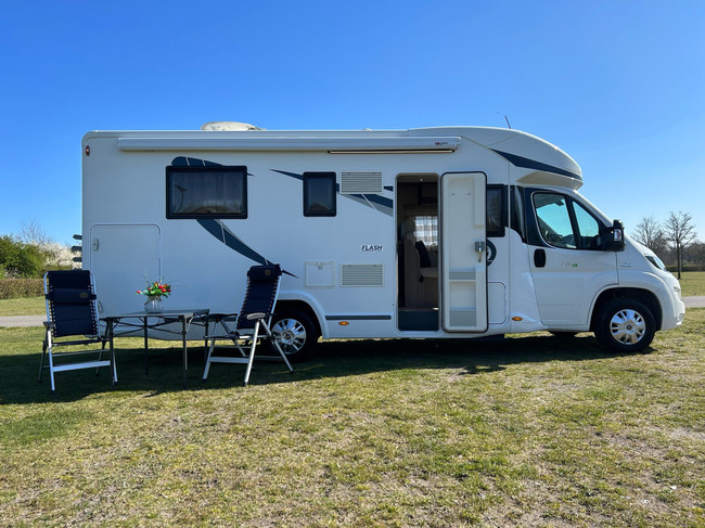 Chausson 718 EB 2.3 131 PK Fiat Ducato Half-Integraal Camper QUEENS BED IN Hoogte verstelbaar foto: 23