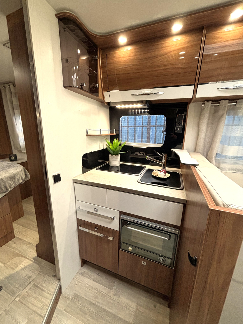 Pilote Sensation 700 P QUEENSBED 6.99M XXL GARAGE CONSTRUCT foto: 5
