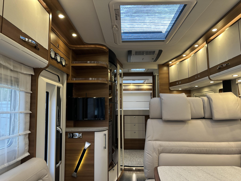 Dethleffs Globetrotter 7850 XLI DBM Premium, Meubles hauts photo : 10
