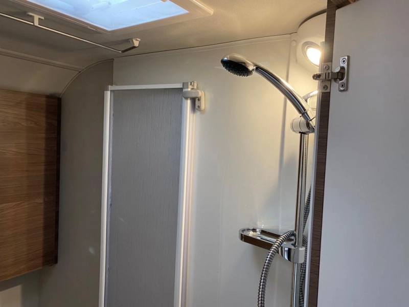 Knaus Live TI 650 MF Frans bed | Automaat  foto: 11