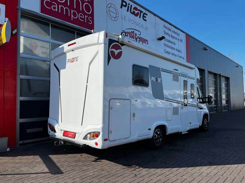 Camping-car Pilote P 726 FC, lit central photo : 2