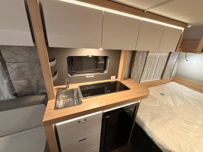 Knaus Sport 450 FU 1800 KG + Cama francesa foto: 8