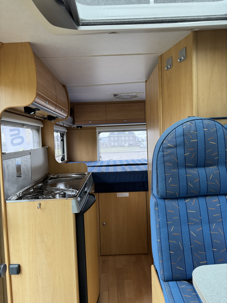 Dethleffs Globebus 1 110 PK, Dwarsbed, halve-treinzit, draaistoelen, Motor airco, nette camper, lengte 6.00 Bj. 2006 Camper centrum on the road Marum  foto: 4
