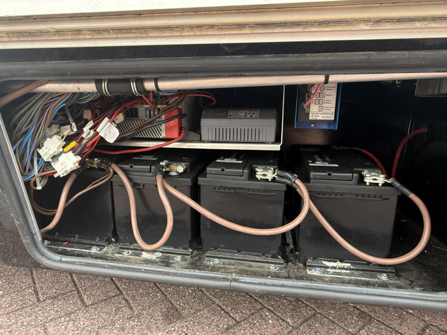 Hymer S 790 150 PS sehr luxuri&ouml;se Ausf&uuml;hrung franz&ouml;sisches Bett + Hubbett XXL K&uuml;hlschrank Backofen Markise Leder Klimaanlage Kamera TV elektr. Satellit TV gro&szlig;e Garage Foto: 7
