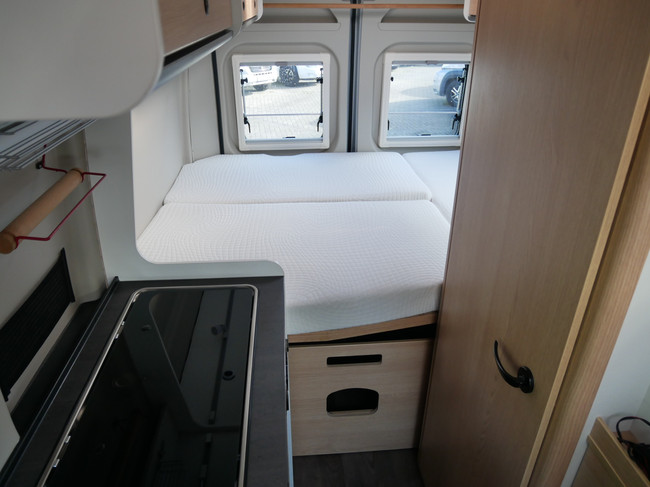 Sunlight Cliff 600 XV, Autom&aacute;tico de 9 velocidades, Camper de 6 metros, Cama transversal foto: 17