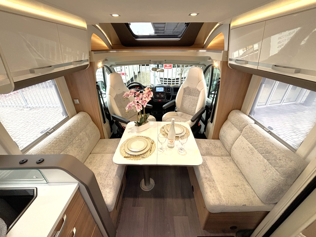 Adria Matrix 670 DL ENKELE BEDDEN HEFBED FACE TO FACE  foto: 1