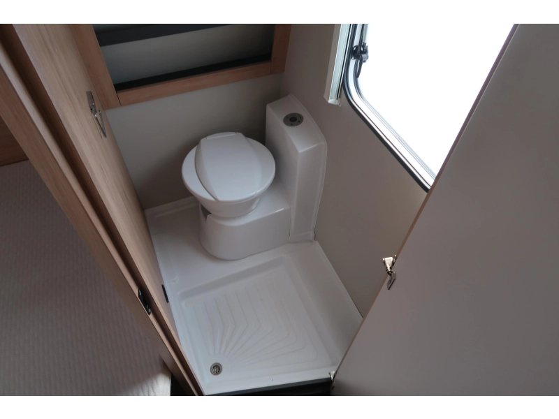 Knaus Sport 450 FU ZGAN, 5 MAANDEN OUD  foto: 11