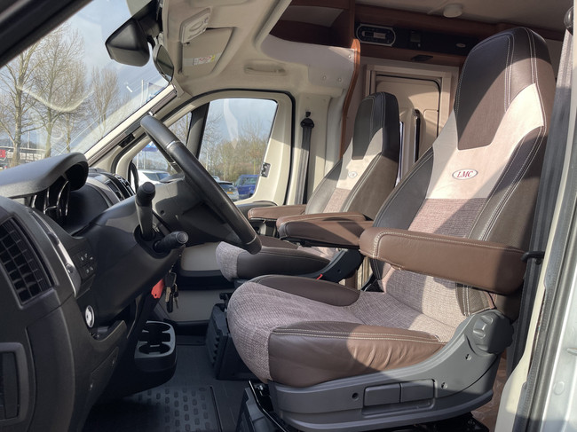 LMC Cruiser Sportline 662 G Edition 60 Jahr | Single beds | Roof air conditioning | 1st owner | 2x Solar | Tow bar | Inverter | Camera | TV | Navi | Clima | Air suspension | Head-up display | Stabilizer jacks | Lane Assist photo: 8