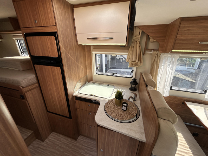 Hymer Carado ENKELE BEDDEN + HEFBED  foto: 8
