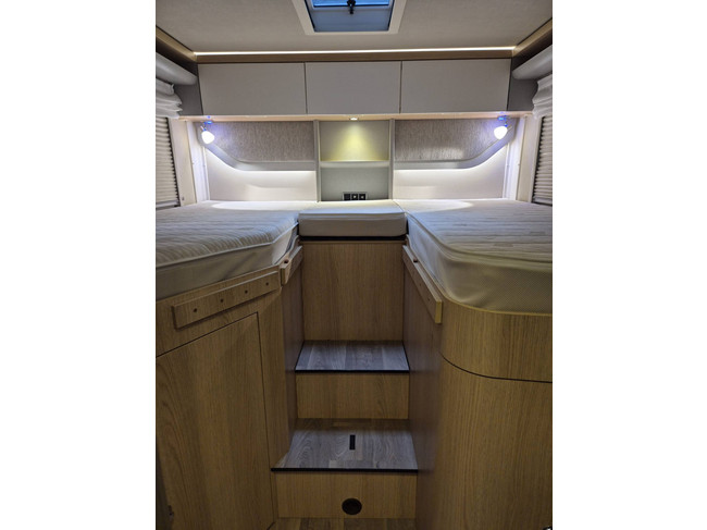 Hymer TRAMP GL 578 AMBITION 130 PK SLECHTS 29.972 KM DIGITALE ACHTERUITKIJKSPIEGEL LENGTEBEDDEN TV + SATELLIET DRAAISTOELEN foto: 20