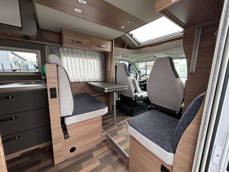Weinsberg CaraSuite 700 ME Met hefbed & 5e gordel  foto: 6