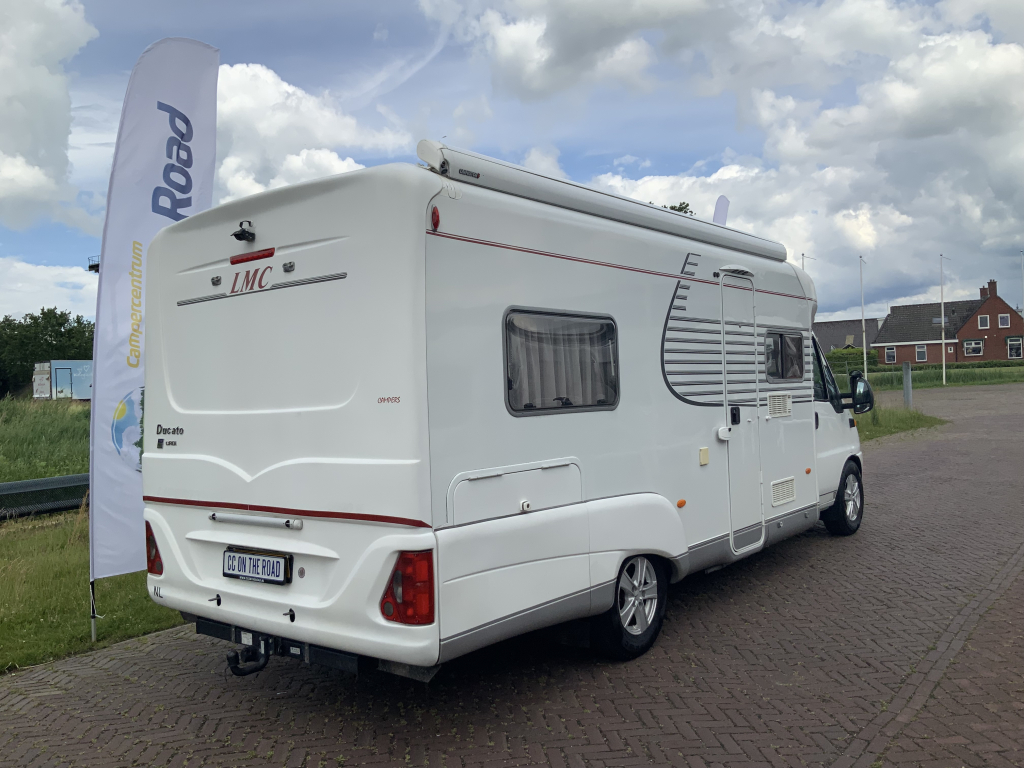 LMC  Fiat Ducato  2,8 JTD  128 PK , AUTOMAAT   Half-integraal ,  Motor-airco , 2 Lengte-bedden ( Laag ) , Alko-chassis  etc. Bj 2003 Camper centrum on the road Marum  foto: 26
