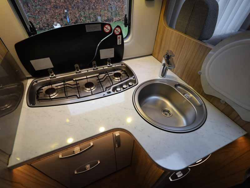 Hymer T 698 CL Queen bed photo: 6