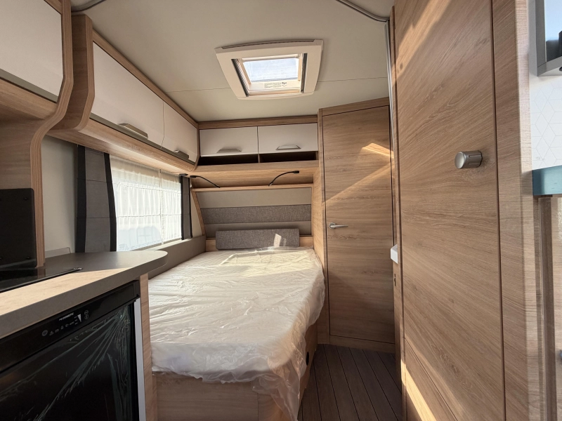 Knaus Sudwind Black Selection 450 FU rondzit / fransbed  foto: 5