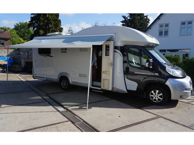 LMC Breezer 730 H Lengte bedden en hefbed  foto: 14