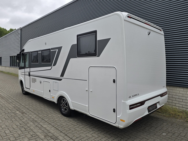 Adria SONIC SUPREME 700DL 161 PK AUTOMAAT SLECHTS 11.366 KM VEEL OPTIES SOLAR AIRCO 16 INCH VELGEN LENGTEBEDDEN HEFBED foto: 2