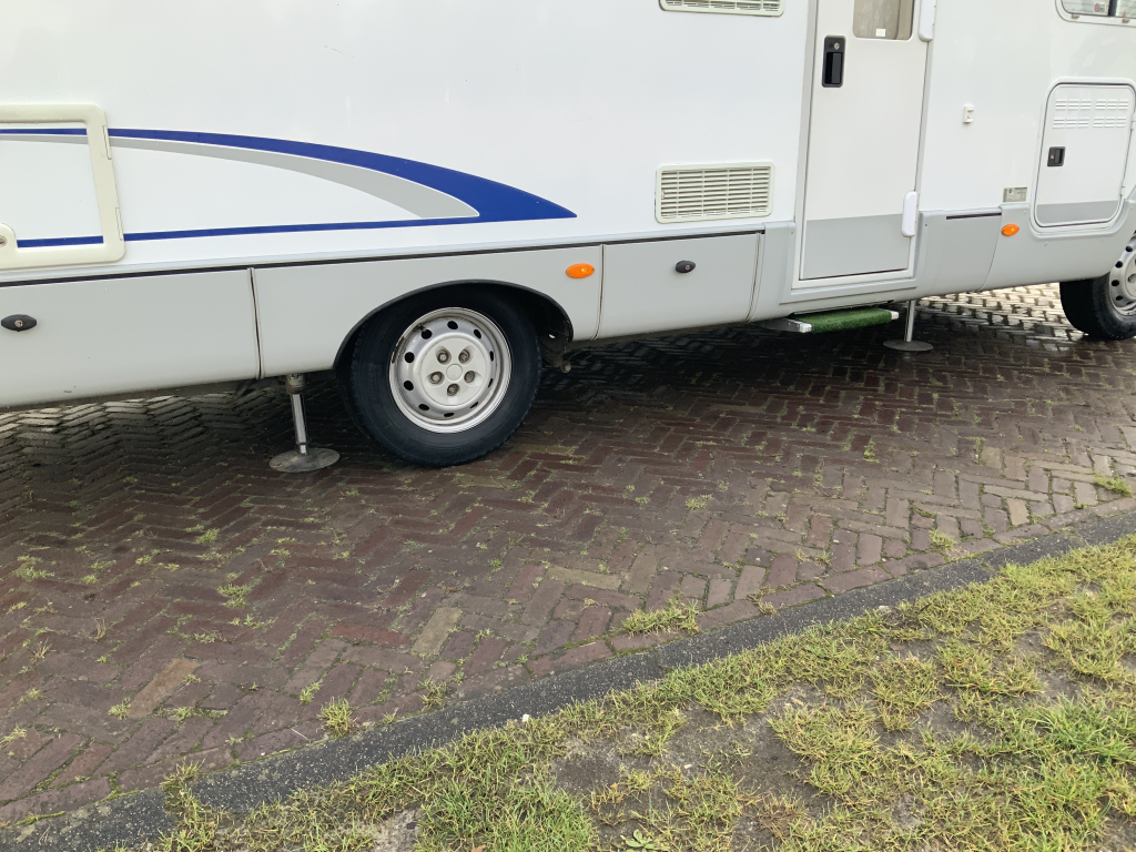 B&uuml;rstner El&eacute;gance 660 Integral, Cama francesa y cama abatible, Asientos giratorios, Patas de apoyo hidr&aacute;ulicas, A&ntilde;o 2004 Camper Centrum On the Road en Noorderringweg 4 en Marum. foto: 31