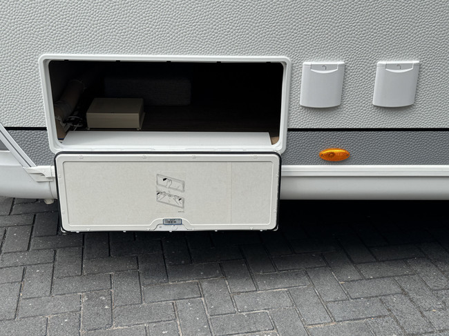 Hobby De Luxe 545 KMF mit ETAGENBETT UND GARAGE **6 Schlafpl&auml;tze/Truma Mover/1. Besitzer/Truma/Leichtmetallfelgen/Sehr gepflegter Wohnwagen** Foto: 10