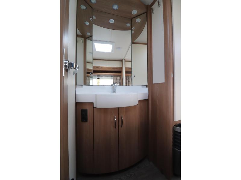 Hobby De Luxe 400 SFE Mover, voortent, fietsdr.  foto: 11