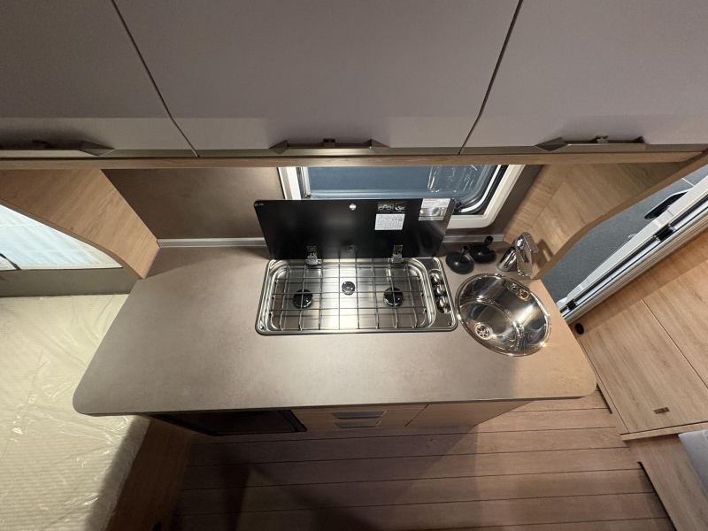 Knaus Sudwind 420 QD lit transversal / d&icirc;nette photo : 11