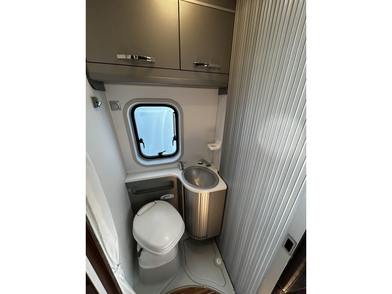 Adria Twin 640 SHX Dwarsbed/unieke indeling  foto: 17