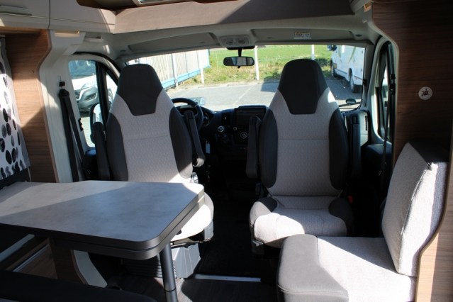 Young Knaus VanSation 650 Peugeot 2.2 l/ 165 hp with only 7,873 km single beds (45 photo: 23
