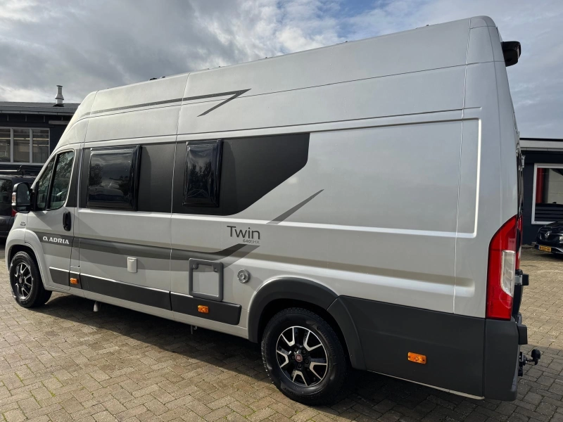 Adria Twin 640 SLX Vastbed top-Indeling  foto: 3