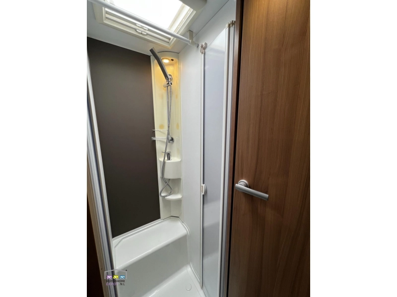 Adria Matrix M 670 SL Cama longitudinal y abatible foto: 10