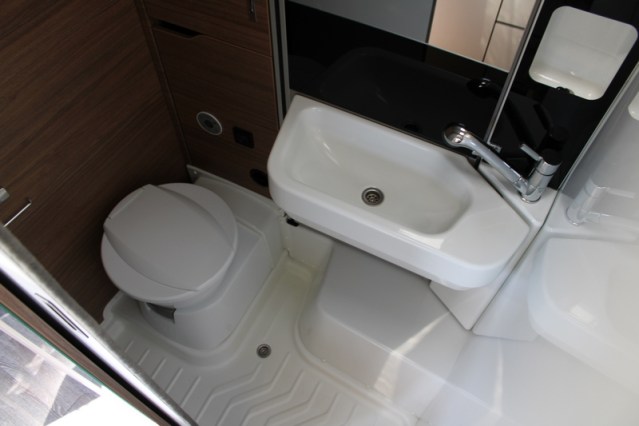 Zeer compacte Knaus Tourer VAN 500 LT Bulli AUTOMAAT voorzien van Face to Face salon (82  foto: 39