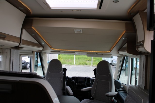 Robuuste AUTOMAAT 180 pk Malibu I 490 LE by Carthago hef-en enkele lengte bedden (124  foto: 30