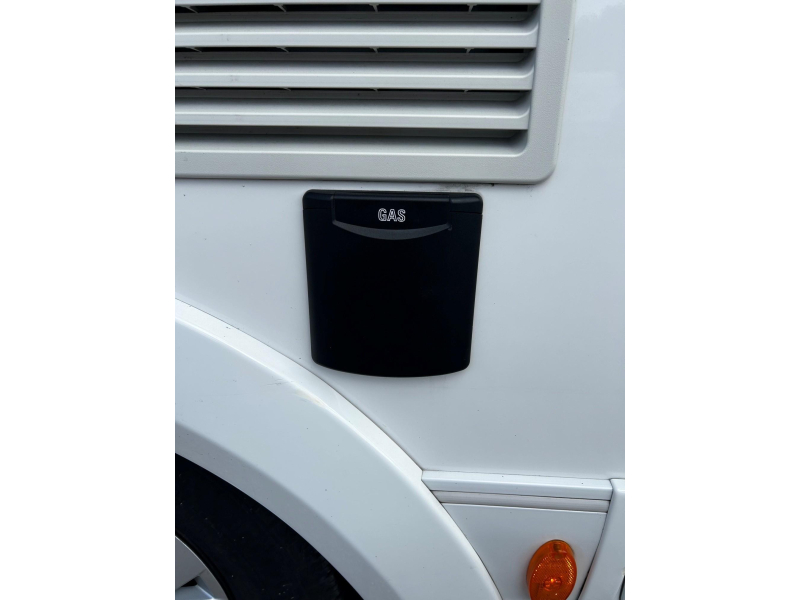Adria Matrix Axess 600 SL Camas longitudinales - Cama abatible foto: 23