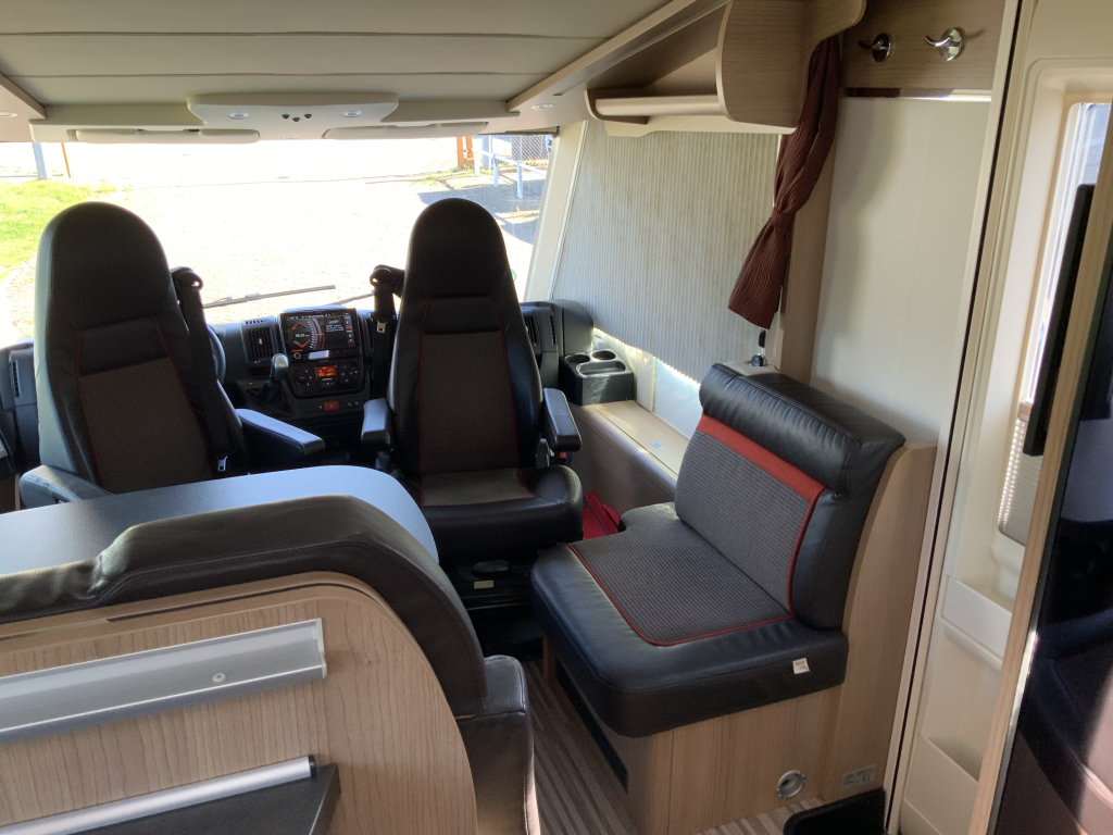 Carthago Malibu I 460 AUTOM&Aacute;TICA 150 CV Integral, Camas longitudinales y Cama abatible, Garaje, Aire acondicionado de motor, Aire acondicionado de techo, Sistema de nivelaci&oacute;n, Camper centrum on the road Marum foto: 10