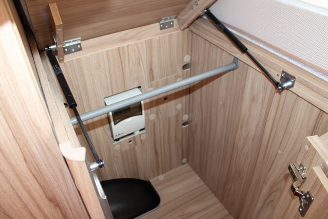 Compacto Hymer Exsis i 474 Fiat 160 cv estrecho ligero camas individuales y cama abatible (55 foto: 47