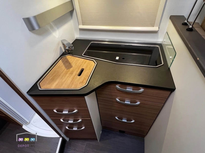 Adria Matrix M 670 SL Cama longitudinal y abatible foto: 13