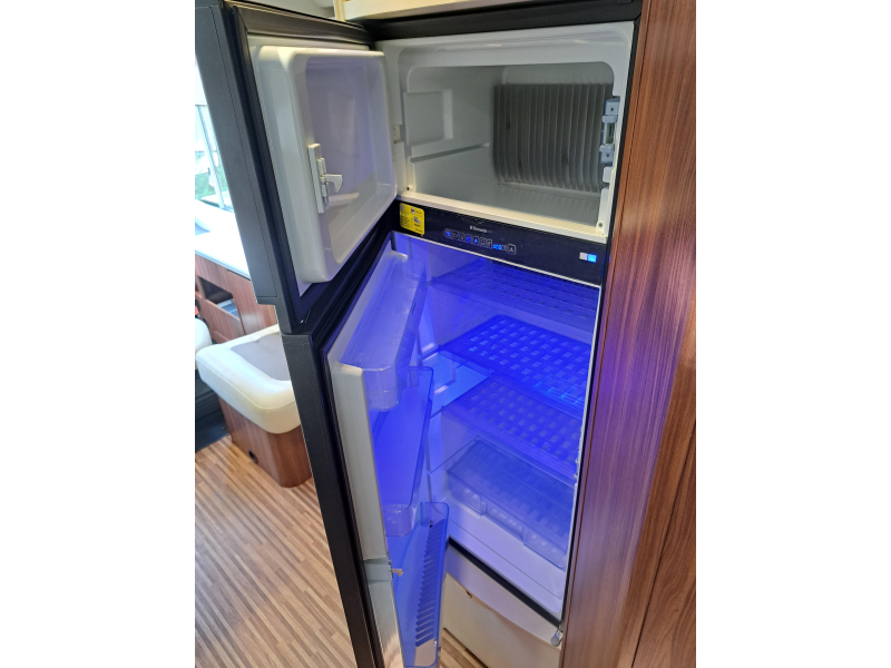 Adria Sonic Plus 700 SBC E & P Levelsysteem  foto: 8