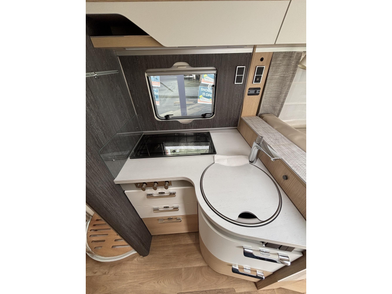 Hymer B ML I 790 Mercedes + Queen bed photo: 13