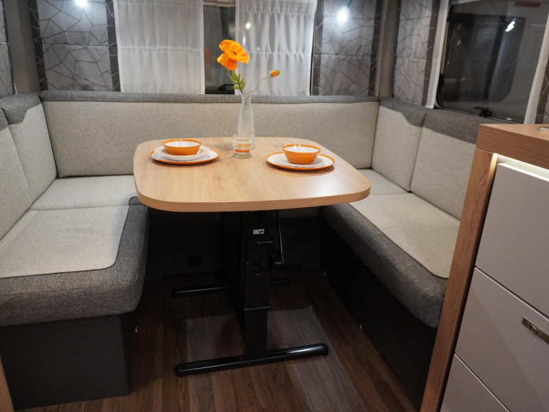 Knaus Sport 450 FU ROUND SEATING FRENCH BED!! photo: 7