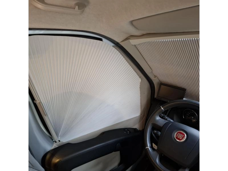 Adria Twin Titanium 540 SPT 130PK Dwars bed Airco  foto: 16