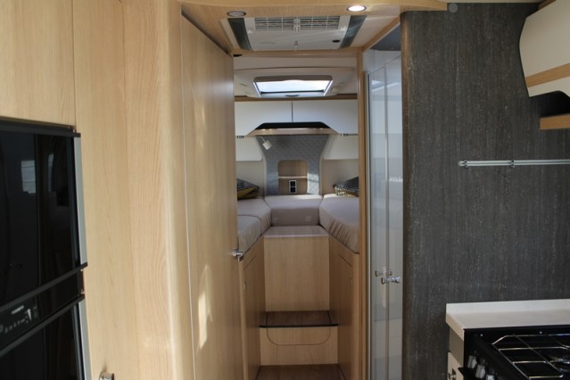 Volledig luchtgeveerde Hymer B ML I 780 9 G Tronic Automaat 170 pk Mercedes 417 CDI (53  foto: 47