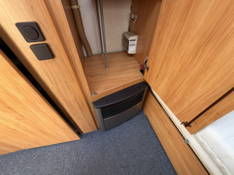 Adria Adora 462 UB 1300 KG+Voortent+luifel  foto: 11