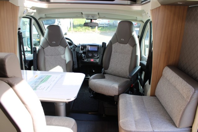 Adria Coral S 670 SC met elektrisch in hoogte verstelbaar Queensbed slechts 40801 km (65  foto: 19