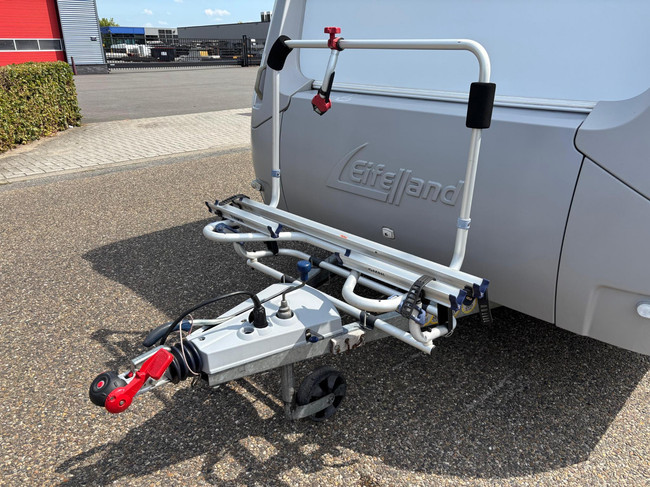 Eifelland Holiday 460 W614700 | 2 Enkele bedden | Mover volautomaat | Voortent met Luifel | Fietsendragers | 3-Pits gasfornuis foto: 22