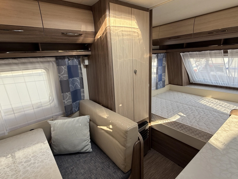 Hobby De luxe Easy 400 SF transverse bed dinette toilet photo: 4