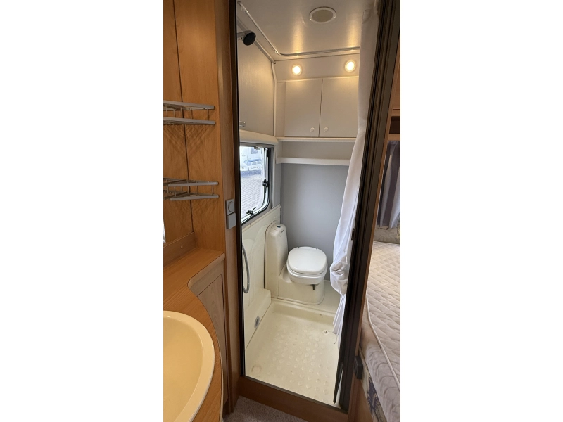 Knaus Sudwind 450 TF frans bed rondzit toilet  foto: 3